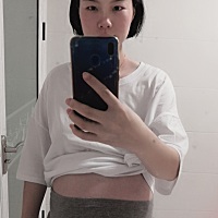 怀孕前102斤，怀孕快8个月了118斤，从后面看完全看不出我怀孕，婆婆总是叫我多吃点，我觉得现在这个体重...