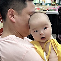 喂好宝宝吸好奶，此刻好精神，时间很快，宝宝快3个月了😄现在越来越好玩了❤️ 爱你哟宝贝 爱你哦...