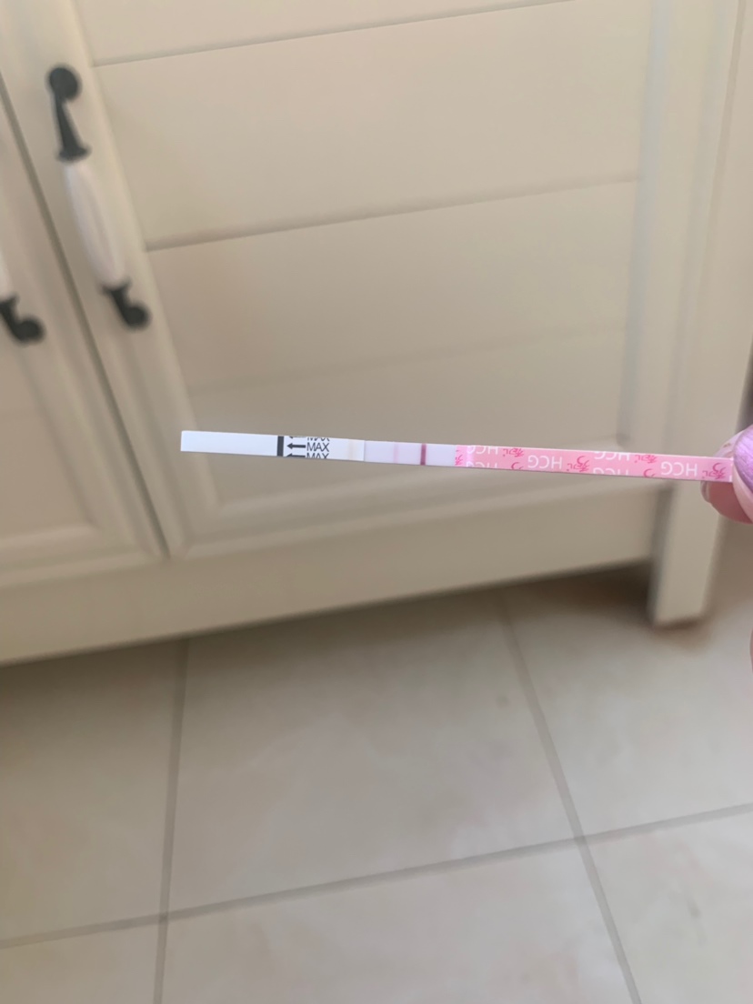 我真的怀孕了吗？这是第4次自己检测了，我看到后拉屎都不敢用力了……姐妹们告诉我这是真的吗？我太激动了，昨天晚上一夜没睡好。