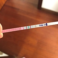 排卵试纸瞬间强阳，hcg试纸却是白板。7月27号测到接近强阳，28号开始转弱后同房，已经13天了，到底怀没...