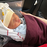 今天，带我小乔治回家了，一回到就笑了，看来很满意，哈哈，健健康康