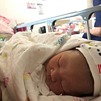 7月30号凌晨三点见红，7月31号中午开始有规律宫缩阵痛，傍晚痛的严重一点，到了半夜痛的难以忍受，...