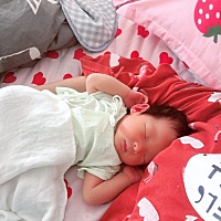 出生17天了，黄疸一点点都退掉了，最近宝宝睡觉总是手抖，像受到惊吓一样，睡的不踏实，只有在妈妈怀里...