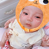 小宝宝。平时醒了也要包起来厚厚的吗？ 婆婆抱的时候 会给他盖着肚子。我抱着的时候 他背后全部是汗。脸...