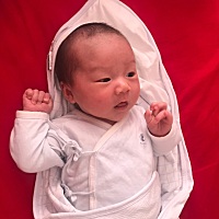 快满月的宝宝可以穿短袖吗？都是在空调房里里。 我们二十多天了噢