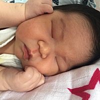 报喜了!  8月9号剖腹产，女儿6斤6两，白白嫩嫩的，全身无胎记,头发黑黑的，生下来就睁开眼睛了。