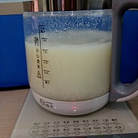 最近食欲还算正常，就想喝稀饭，突然发现豆浆稀饭这种做法，以后就不用光喝豆浆了
