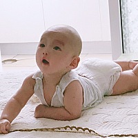 宝宝目前四个月刚过几天。不明白到底几个月加辅食...有的说四个月有的说六个月 🤔️