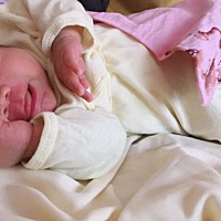 终于卸货了  因为孕晚期羊水偏少 本来预定的8月6号早上八点剖腹产，5号下午 去办住院晚上做胎心监护...