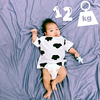 晚上跟宝宝互动时候突然兴起，给宝宝拍了点照片，宝宝两个半月了，现在开始感觉越来越好玩了[笑哭R][笑...