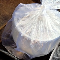 今天来单位值班，妈妈给带的丸子汤午餐和大葡萄水果。 妈妈牌牛肉丸子汤 单位初熟无公害西瓜 切开西...