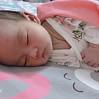 有纯母乳喂养从没奶到有奶的经历的吗？可不可以分享一下经验，不能纯母乳喂养好愁。。。看着宝宝母乳吃...