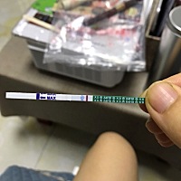 这有点儿灰的，我没有希望啊，不懂看，排卵期过了有13天了，今天应该来大姨妈，还没来，迫不及待测一下