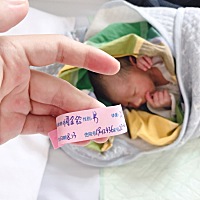 报喜啦，小男孩，五斤八，其实昨天中午（预产期当天）就搞住院等了，那时候还不疼，就是宫缩时间特...