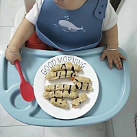 「 🍃【彭彭晚午餐】 今晚吃蔬菜玉米肠哦，Q弹Q弹超级Q弹[调皮] 淋上芝麻核桃酱，一口一个一口一个[呲...