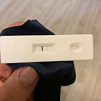 8月3号排卵期11天后，试纸两道杠。可是T的那道线不是很明显。颜色淡