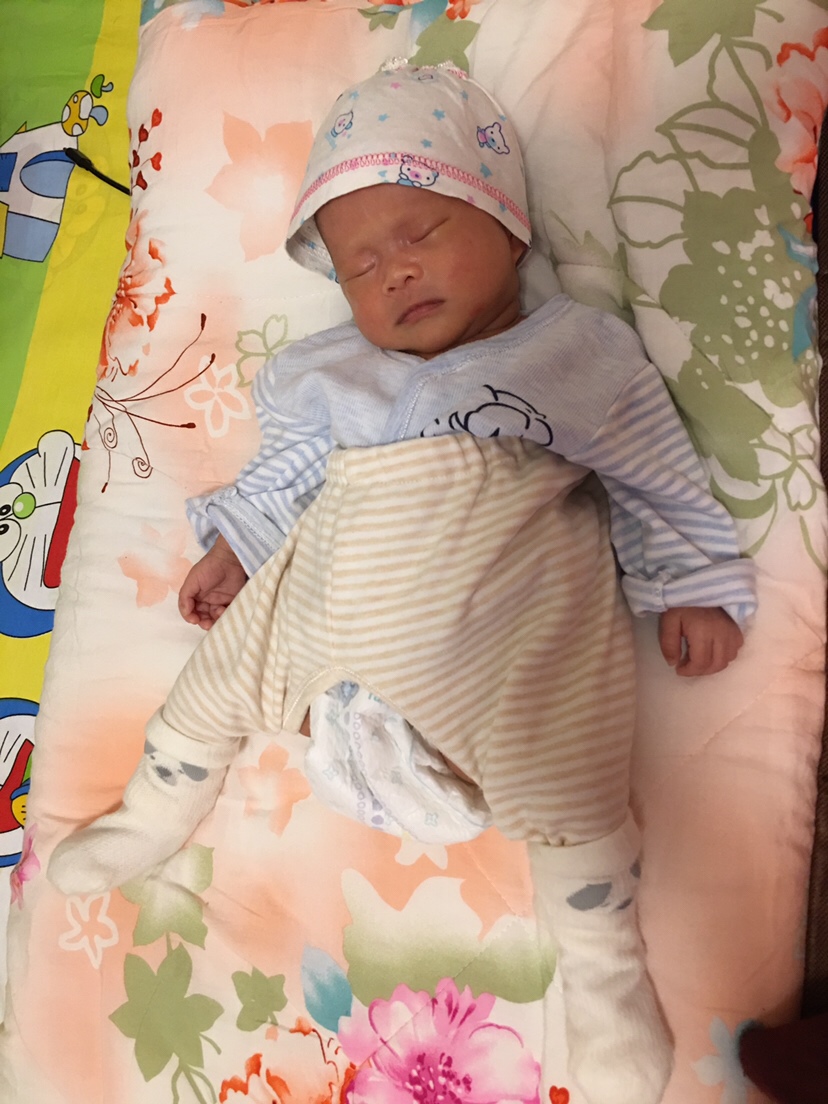 宝宝刚好一个月 白天一放下床就唧唧叫  都没见他睡多久 晚上更是脑壳痛  整夜整夜的不睡 要不就一会会就醒了 you lim