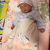 宝宝刚好一个月 白天一放下床就唧唧叫  都没见他睡多久 晚上更是脑壳痛  整夜整夜的不睡 要不就一会...