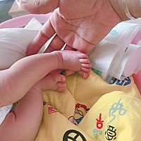 8月13.晚上23.06分，39周顺产小佩琪一枚，无侧切轻微撕裂，打上无痛睡了一个小时开全20分钟生下，特...