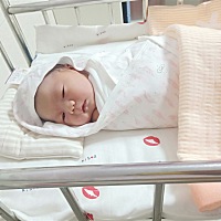 8月8号下午 婆婆主刀 胖乔治被剖出来了  七斤二两 羊水破了 宫口还没开 怕羊水流没了缺氧就剖了  一...