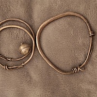 婆婆给宝宝准备的，跟外婆给宝宝准备的。 银镯子是老公小时候戴过的，小姑子问婆婆要不要买，婆婆说...