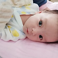 每次吃奶吃个二十几分钟，就开始给我卖萌😂