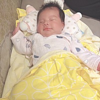 虽然一个人带你很辛苦，虽然你哭的时候我很烦躁，虽然我也想哭，但是看着你笑的时候，一切烦恼都没...