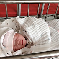 报喜啦   昨晚两点肚子疼    三点五十几到医院   到医院宫口全开了立刻进产房   进了产房三分钟生完...