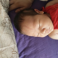 哪位宝妈知道我家宝宝额头上那条红印子是啥吗？不会是胎记吧？刚出生的时候觉得会自己消失结果都半个月...