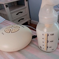 前天夜里偷懒涨奶发烧，生怕得乳腺炎，现在晚上她不起来吃都要定个闹钟拔掉，一点不敢多留，当妈不...