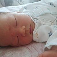 想请教各位宝妈们，我家宝宝脸上长的这些小疙瘩小红点是湿疹吗？是热的吗？该怎么处理呢？