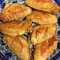 奥尔良电饭煲版 大家可以用极美滋奥尔良腌料，把鸡翅洗干净，加入腌料，可以放腌料前鸡翅抹一点点盐，这...