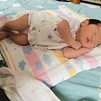 终于卸货了，8月9日剖腹产的一枚小公主，6斤4两，超预产期8天，本来要自己生的，宫口开到3指推到手...