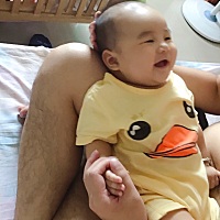 爸爸一回来就不爱搭理妈妈了！好歹我也生你养你五个多月，长胖18斤，让我觉得我就是一个送货