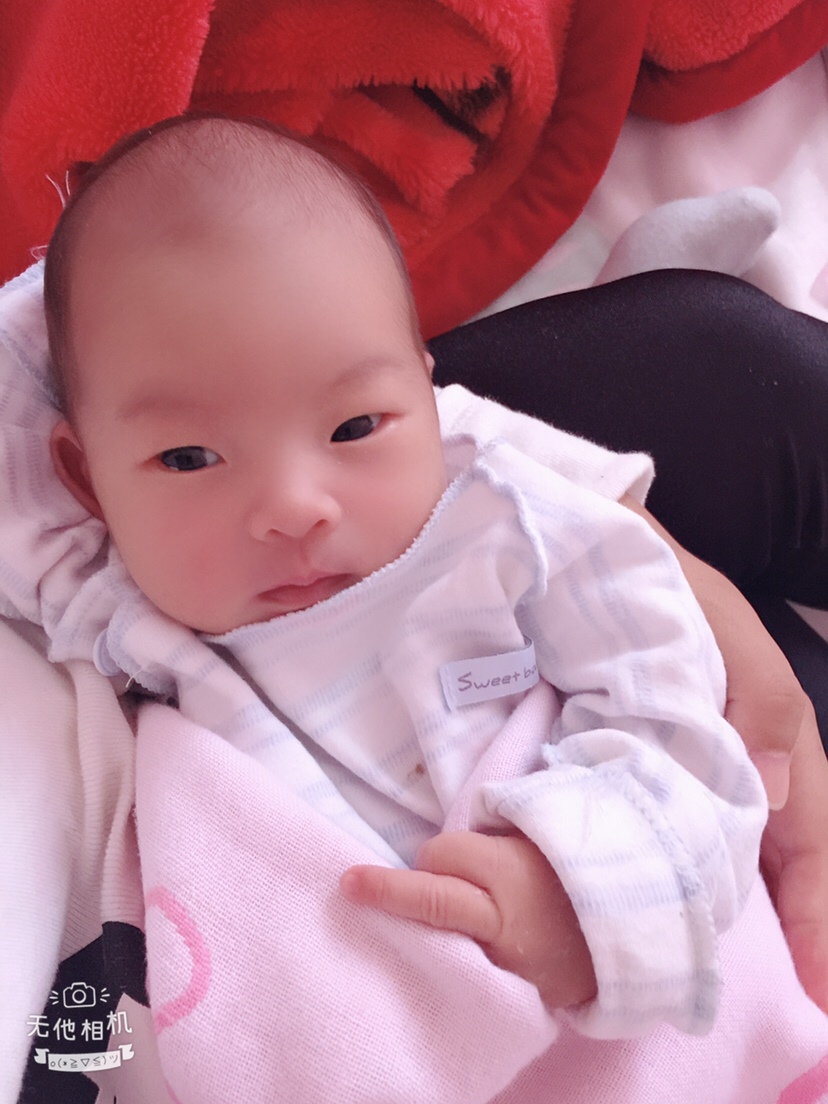 7月27号孕38 4周，凌晨三点多肚子一阵阵的疼，我想可能是假性宫缩就想忍忍。谁知道疼的还挺有规律，而且阵痛越来越明显，到了四点左右感觉下面呼啦一下裤子湿了，脱裤子一看见红一大片。我就赶紧叫醒老公，收拾东西五点多就往医院去！挂的急诊科，直接就办理住院，到产房就上胎心监护，宫缩疼间隔时间又拉长了，助产士检查说宫口没开，因为是二胎，头胎剖的疤痕子宫，助产师直接让去病房找医生。宫缩时间间隔越来越长，刚开始是五六分钟一次，后来一二十分钟一次，医生说这是假性宫缩，如果不继续有规律疼就回家等等，等39周再剖，一系列检查后居然有产前妊高症，之前38周检查都正常，尿蛋白一个加号！医生说是子痫前期，怕拖时间就产妇抽搐，直接当天下午就剖了！第二次剖宫产进手术室心里刚开始还是挺忐忑的！后来慢慢的也就不怕了，当生出来后医生说是女孩！我觉得一切都值得了！头一胎是男孩，二胎怀孕后没查过男女。终于凑齐好字啦，希望孕妈们能要男的男要女得女