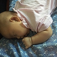 各位宝妈，请问两个月大的宝宝可以这样趴睡吗？