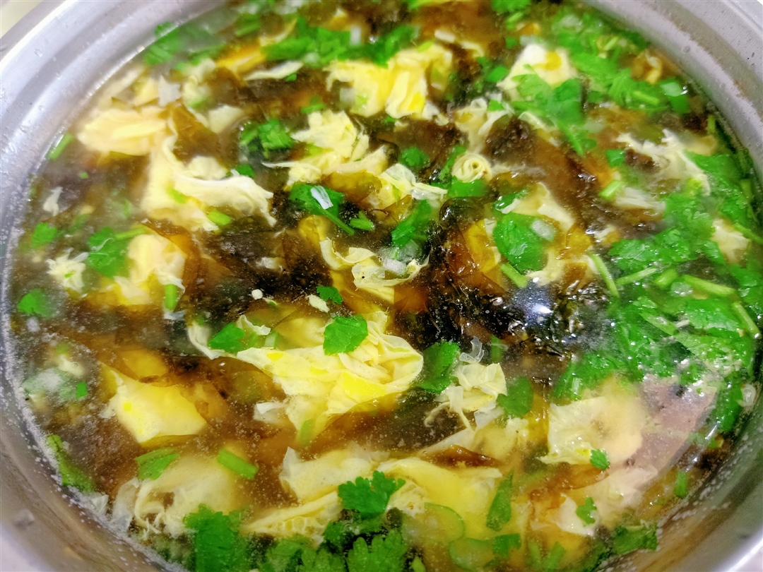 紫菜蛋花汤撒了葱末香菜末