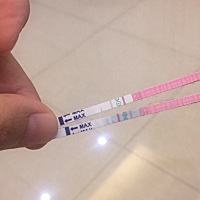 姐妹们 求解为什么 月经是7月14日 过了2天了！找排卵试纸测试第一条是昨天的！第二条的刚刚的！这是有了...