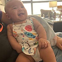 我家宝宝两个多月开始晚上睡大觉，晚上六七点睡能睡到第二天早上五点起来，三个月后又变回几个小时一醒...