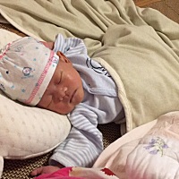 我宝宝是低体重足月儿 生下来才四斤 看起来好小 都一个月啦抱出去还有人问出生几天啦  今天刚好30天去医...