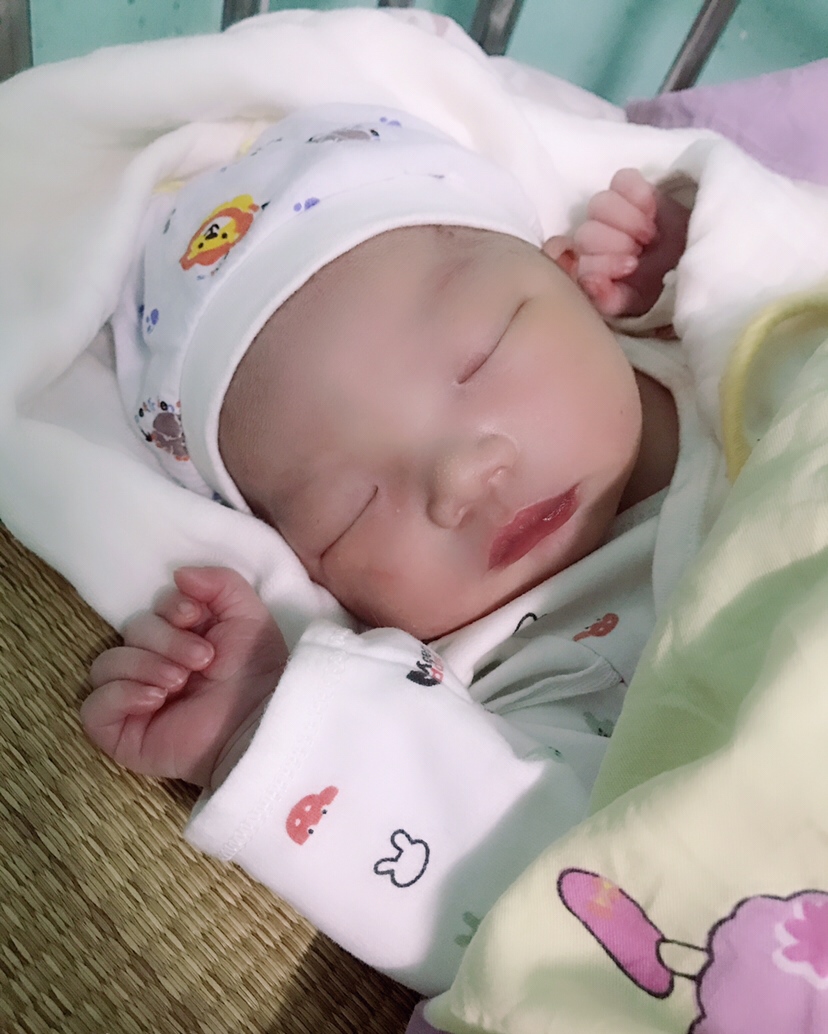 🐷宝宝终于舍得出来了，八斤大胖小子😘😘，40 4。