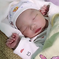 🐷宝宝终于舍得出来了，八斤大胖小子😘😘，40 4。