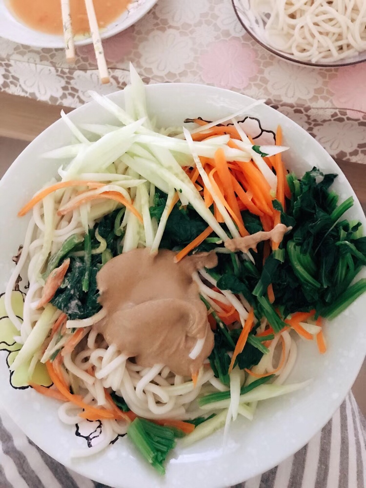午餐麻酱面吃起来