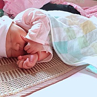 宝宝才出生时医生说侧着睡，左边 右边 轮着睡，一个月之后 头可以平躺睡，三个月之后可以睡枕头，请问 ...