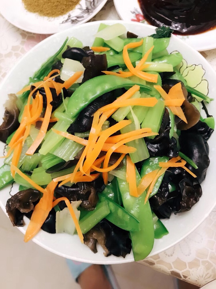还有一个凉拌菜