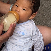 宝宝五十五天黄疸又高到10点多了  现在只能停母乳  喂奶粉  今天是喂奶粉的第二天了 昨天拉了一点点大便...