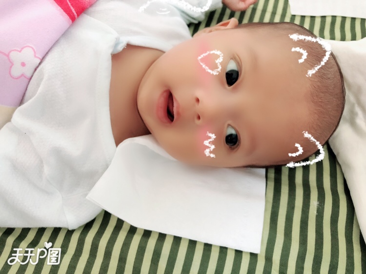 宝贝几个月会抬头，感觉每天都在崩溃跟自我修复中度过