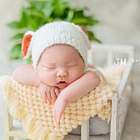 我们终于出关了噢。新鲜出炉的满月照，忍不住的分享一下🤣🤣祝大家要男得男，要女得女噢。前提...