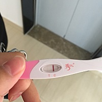 第一张是早上测的，第二张是当天晚上测的，晚上比早上颜色深点，离大姨妈日子还有4天，这能确定怀了吗？