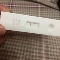 这个是我前天测的。测完仍在一边了。刚才拿起来感觉有点印子 是不是我眼睛坏了 月经推迟2疼